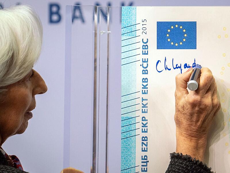 EZB-Pr&auml;sidentin Lagarde unterschreibt Euro-Banknoten