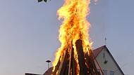 In Hesselberg richtete die Feuerwehr dieses Jahr dieses Johannifeuer aus.