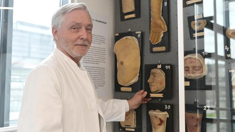 Professor Michael Sticherling vor der  Moulagensammlung im Internistischen Zentrum in Erlangen, wo die Hautklinik seit 2011 untergebracht ist.