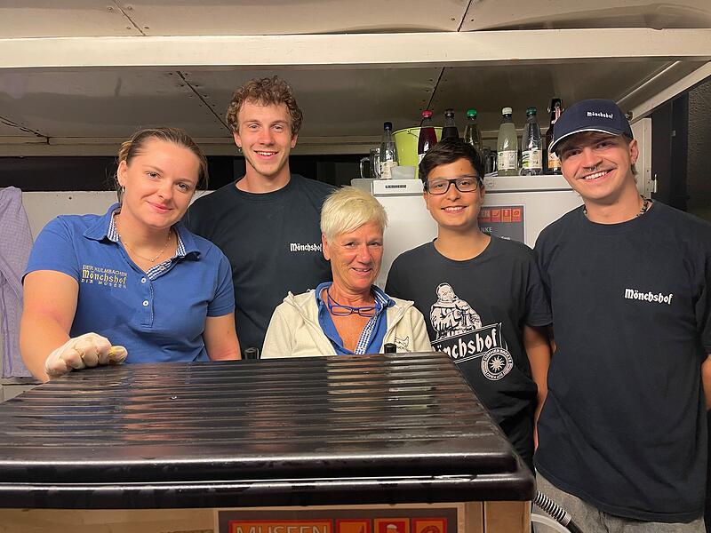 Das Team in der Bierbude.