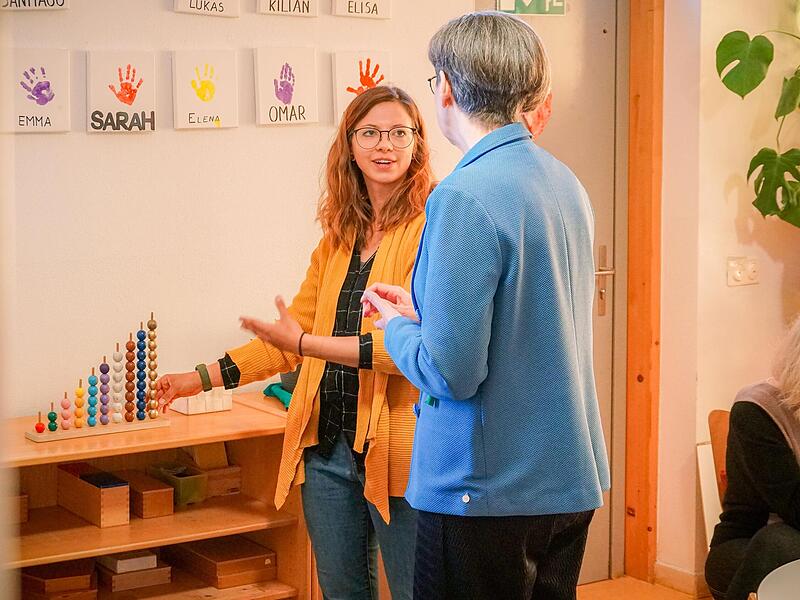 Denise Freist, Leiterin der Montessori-Kindertagesstätte in der Waaggasse, erläutert Sandra Schuhmann, Vorständin Soziales der Diakonie Bayern, die pädagogische Arbeit der Einrichtung. Denise Freist, Leiterin der Montessori-Kindertagesstätte in der Waaggasse, erläutert Sandra Schuhmann, Vorständin Soziales der Diakonie Bayern, die pädagogische Arbeit der Einrichtung.