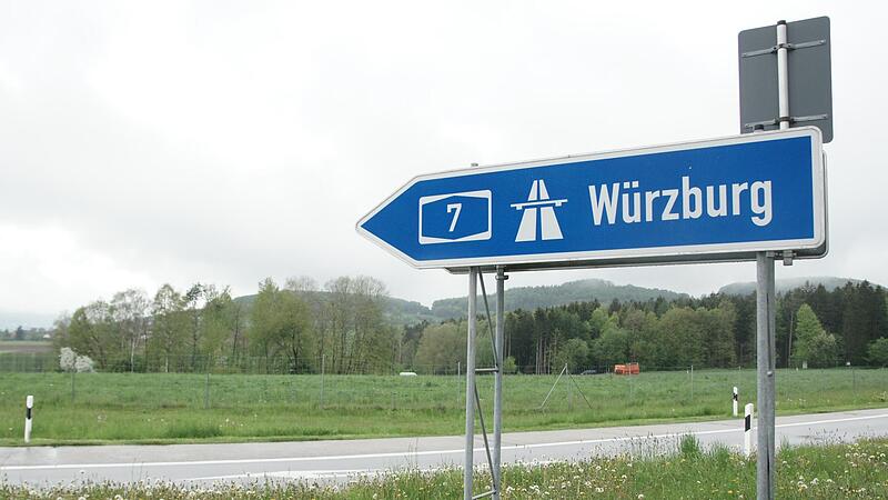 Auf der Bauminsel im Hintergrund zwischen Autobahnauffahrt Richtung W&uuml;rzburg und Mitgenfeld k&ouml;nnte ein weiteres Windrad stehen.