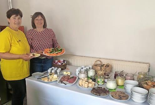 Kreisbäuerin Edeltraut Häußler (rechts) und ihre Stellvertreterin Helene Greubel (links) freuen sich, das Frühstück auf dem Bauernhof in diesem Jahr auf mehreren Höfen im Landkreis in Präsenz ihrer Gäste durchführen zu können.