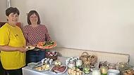 Kreisbäuerin Edeltraut Häußler (rechts) und ihre Stellvertreterin Helene Greubel (links) freuen sich, das Frühstück auf dem Bauernhof in diesem Jahr auf mehreren Höfen im Landkreis in Präsenz ihrer Gäste durchführen zu können.