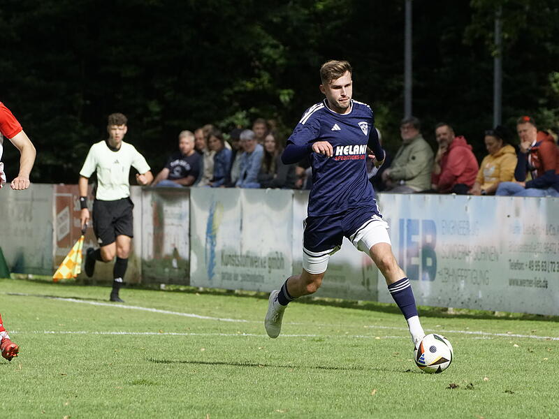 Der TSV Mönchröden um Florian Biemann (am Ball) hatte bei der DJK Hain das Nachsehen.