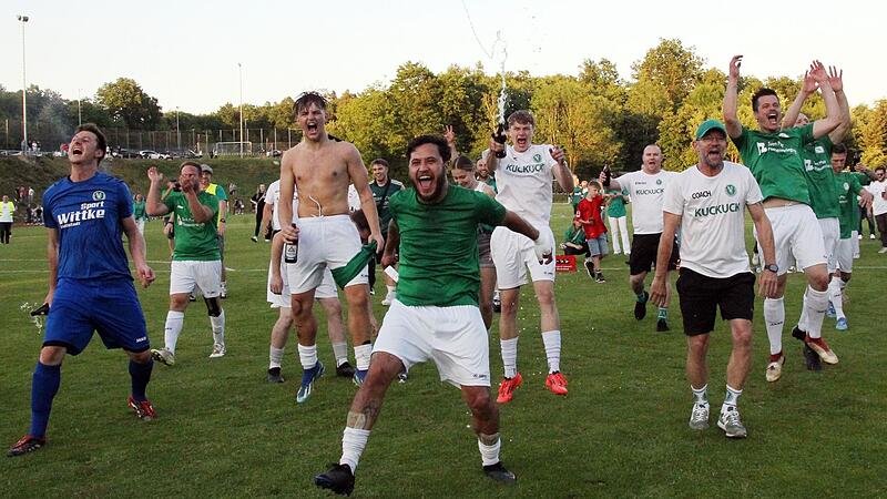 Die pure Freude beim SC Kemmern nach dem 3:0-Erfolg gegen den TSV Breiteng&uuml;&szlig;bach, der gleichbedeutend mit dem Klassenerhalt in der Bezirksliga West war.