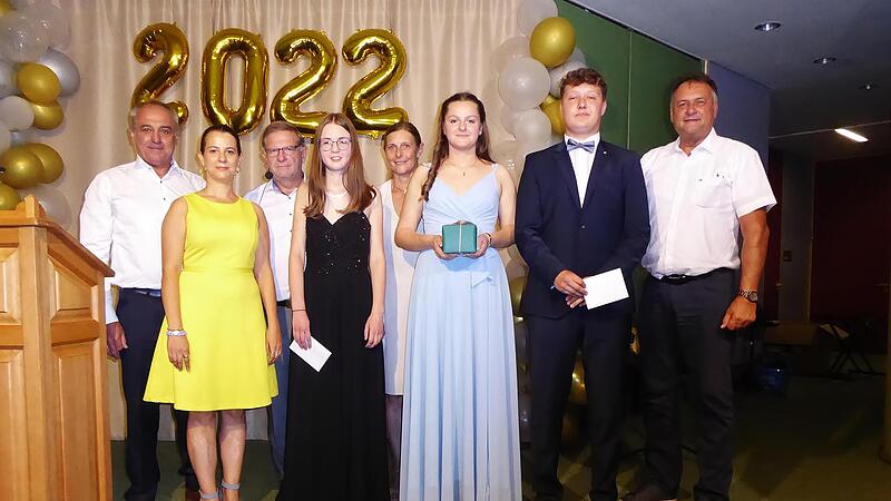 Von den 24 Zehntkl&auml;sslern, die die Mittlere-Reife-Pr&uuml;fung erfolgreich abgelegt haben, wurden drei f&uuml;r besonders gute Leistungen ausgezeichnet. Die Schulbeste Christina Klatt (3. v. re.) erhielt zus&auml;tzlich den von Ehrenb&uuml;rger Otto Schuhmann gestift...