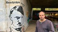 Der Sprayer und Aktionskünstler Alex hatte im Oktober an einer Unterführung in Coburg ein besonderes Wandbild angebracht: Es zeigt je eine Gesichtshälfte von Hitler und von Putin – und darüber die Frage: „Geschichte wiederholt sich?!“