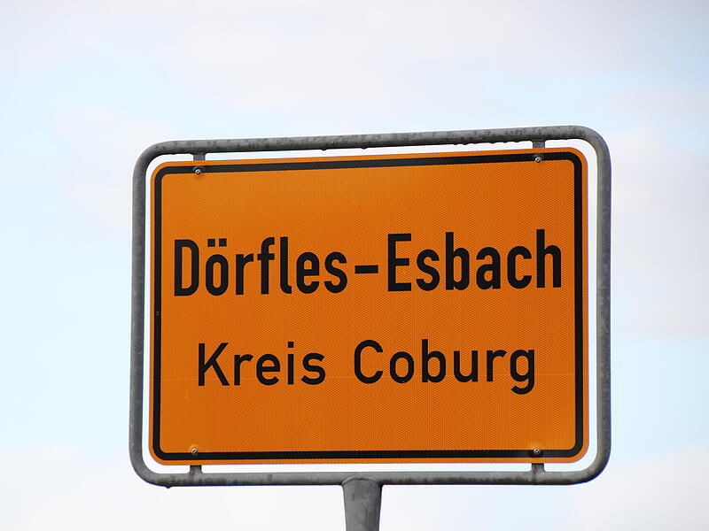 Gemeinde Dörfles-Esbach - Kreis Coburg - Ortsschild - frontal Die Gemeinde Dörfles-Esbach im Kreis Coburg - Ortsschild - frontal