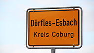 Die Gemeinde Dörfles-Esbach im Kreis Coburg - Ortsschild - frontal