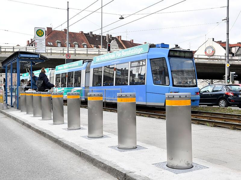 Poller sch&uuml;tzen nach Unf&auml;llen die Tramhaltestelle