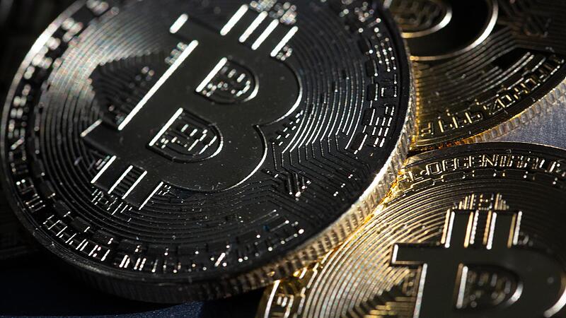 Von wegen reich durch Investitionen in Bitcoin: Nach zwei Jahren Ermittlungen sind drei mutma&szlig;liche Internet-Betr&uuml;ger der Plattform "Daxicon" im Ausland festgenommen worden. Sie sollen auch in Unterfranken arglose Investoren um Millionen betrogen haben (Symbolbild).