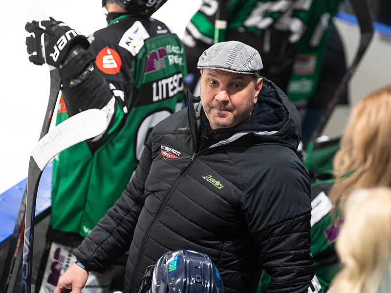 Immer konzentriert - und froh, wieder zuhause an der Bande zu stehen: HEC-Sportvorstand J&ouml;rg Schobert.