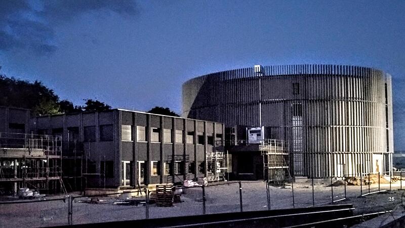 Blick auf die Globe-Baustelle in Coburg bei Nacht