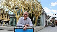 Stefan Mehl bekommt regelmäßig Meinungen zur Architektur des „Archivs” zu hören. Aus seiner Erfahrung heraus gibt es aber Unterschiede zwischen den Meinungen von Einheimischen und Auswärtigen. Stefan Mehl bekommt regelmäßig Meinungen zur Architektur des „Archivs” zu hören. Aus seiner Erfahrung heraus gibt es aber Unterschiede zwischen den Meinungen von Einheimischen und Auswärtigen.