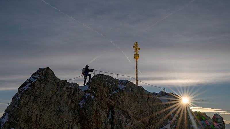 Zugspitz-Gipfelkreuz wird ins Tal geflogen und restauriert