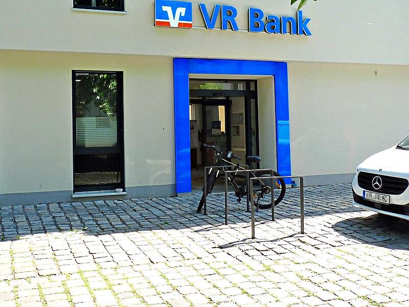 Der Zugangsbereich zur VR Bank Am Graben 1 in Höchstadt weist tiefe Fugen zwischen den Pflastersteinen auf. Der Zugangsbereich zur VR Bank Am Graben 1 in Höchstadt weist tiefe Fugen zwischen den Pflastersteinen auf.