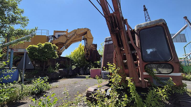 Im beliebten Freizeitpark &bdquo;Monsterpark Rattelsdorf&ldquo; waren die Riesenbagger eine Attraktion. Nun stehen sie zum Verkauf.