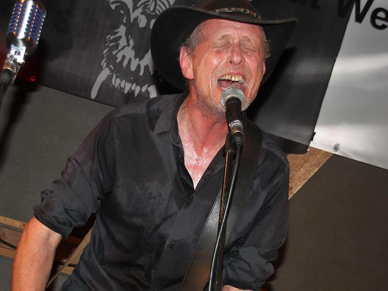 Beim Seubersdorfer Scheunafestival sang sich Mäkkelä famos den Kummer von der Seele. Am 15. November können die Fans in der Burgkunstadter Kleinkunstkneipe „Rösla“ ein Wiedersehen mit ihrem Idol feiern.