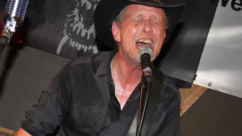 Beim Seubersdorfer Scheunafestival sang sich Mäkkelä famos den Kummer von der Seele. Am 15. November können die Fans in der Burgkunstadter Kleinkunstkneipe „Rösla“ ein Wiedersehen mit ihrem Idol feiern.