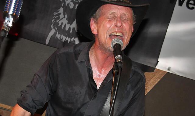 Beim Seubersdorfer Scheunafestival sang sich Mäkkelä famos den Kummer von der Seele. Am 15. November können die Fans in der Burgkunstadter Kleinkunstkneipe „Rösla“ ein Wiedersehen mit ihrem Idol feiern.