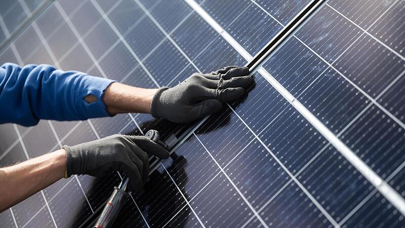 Bundeswirtschaftsministerin Katharina Reiche (CDU) plant Einschnitte bei der Solarförderung. Bundeswirtschaftsministerin Katharina Reiche (CDU) plant Einschnitte bei der Solarförderung.