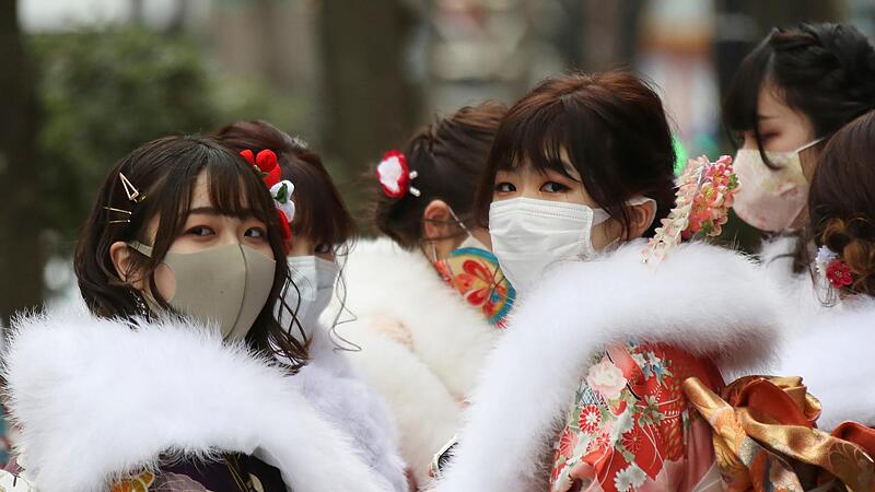 Besonnene Japaner? Ja, aber nicht mehr um jeden Preis. Der Missmut nimmt zu. Frauen in Yokohama mit Kimono und Gesichtsmaske. Besonnene Japaner? Ja, aber nicht mehr um jeden Preis. Der Missmut nimmt zu. Frauen in Yokohama mit Kimono und Gesichtsmaske.