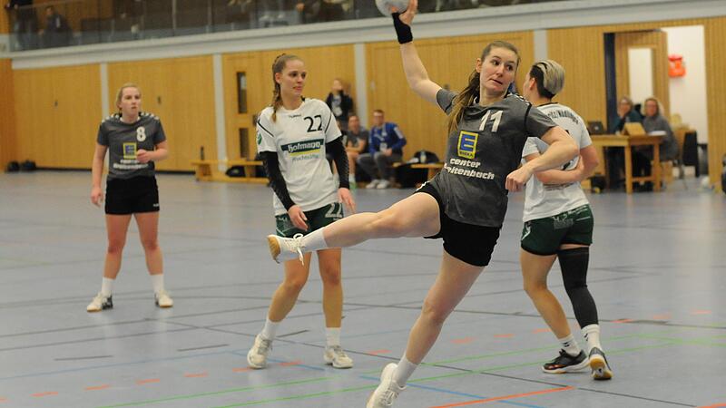 Eine Szene mit Symbolcharakter: Während die Hammelburgerin Annika Keller hochkonzentriert zum Torabschluss kommt, drehen die heimischen SG-Spielerinnen Melissa Schäfer (rechts) und Pia Steinegger frustriert ab. Eine Szene mit Symbolcharakter: Während die Hammelburgerin Annika Keller hochkonzentriert zum Torabschluss kommt, drehen die heimischen SG-Spielerinnen Melissa Schäfer (rechts) und Pia Steinegger frustriert ab.