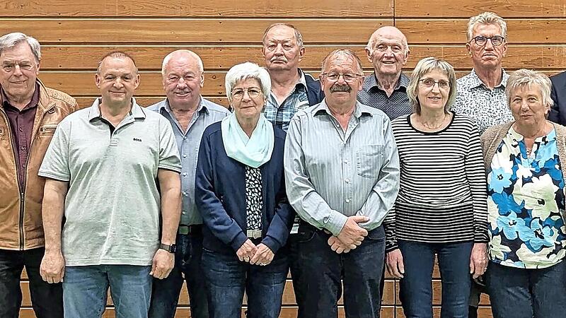 Die geehrten Mitglieder (von links, zusammen mit den Vorständen Christoph Adrio und Christof Wigand): Friedel Weigand, Gottfried Mehling, Dieter Klubertanz, Walter Huppmann, Thea Knoblauch, Gerhard Knoblauch, Werner Fella, Anton Friedrich, Christi... Die geehrten Mitglieder (von links, zusammen mit den Vorständen Christoph Adrio und Christof Wigand): Friedel Weigand, Gottfried Mehling, Dieter Klubertanz, Walter Huppmann, Thea Knoblauch, Gerhard Knoblauch, Werner Fella, Anton Friedrich, Christi...