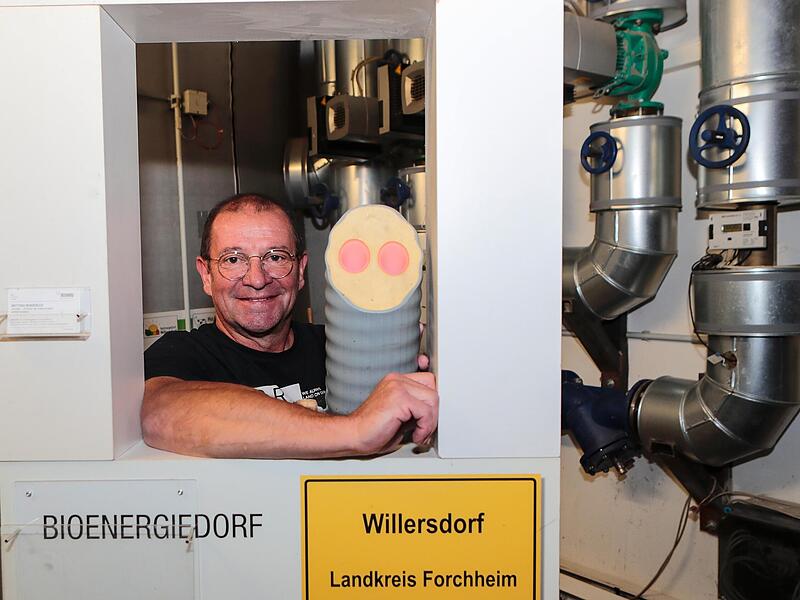 Richard Fischer ist einer der Gr&uuml;nder des Bioenergiedorfes. Stolz zeigt der 60-J&auml;hrige ein Modell des  Kabels, mit dem die W&auml;rme ihren Weg von der Biogasanlage am Ortsrand in insgesamt 99 H&auml;user findet.Forchheim & Fr&auml;nkische Schweiz
