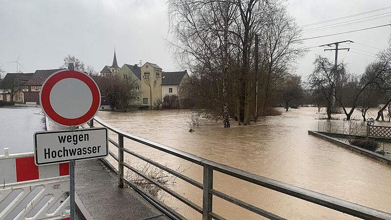 Die alte Br&uuml;cke in Althausen musste wegen des Hochwassers in der Lauer gesperrt werden.