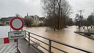 Die alte Brücke in Althausen musste wegen des Hochwassers in der Lauer gesperrt werden.