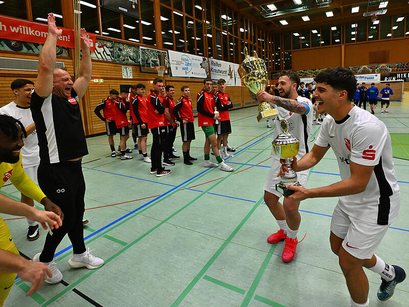 Ensar Rexhepi (vorne) und Lucas Markert holen die Troph&auml;en ab: Der ATSV Erlangen hat das Brucker Dreik&ouml;nigsturnier erneut gewonnen.