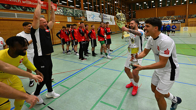 Ensar Rexhepi (vorne) und Lucas Markert holen die Troph&auml;en ab: Der ATSV Erlangen hat das Brucker Dreik&ouml;nigsturnier erneut gewonnen.
