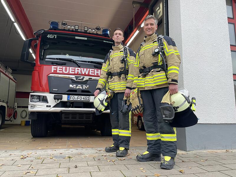 Kai Steinbrenner und Daniel Marschner von der Freiwilligen Feuerwehr Forchheim wollen den Weltrekord im Atemschutzlauf holen. Am 19. Dezember werden sie versuchen, 112 Kilometer in 24 Stunden in voller Feuerwehrmontur zu marschieren.
