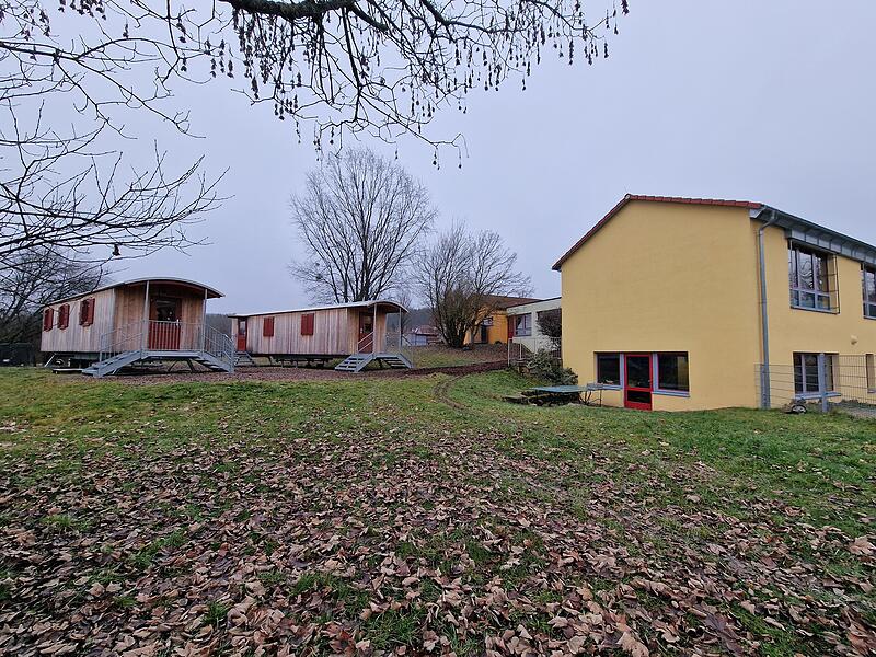 Noch stehen zwei Holzwagen im Garten des Kindergartens Premich als provisorische Unterkunft für die Hortkinder. Bald soll hier ein moderner Anbau entstehen Noch stehen zwei Holzwagen im Garten des Kindergartens Premich als provisorische Unterkunft für die Hortkinder. Bald soll hier ein moderner Anbau entstehen