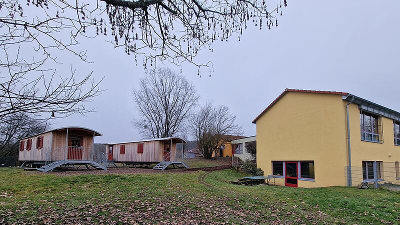 Noch stehen zwei Holzwagen im Garten des Kindergartens Premich als provisorische Unterkunft f&uuml;r die Hortkinder. Bald soll hier ein moderner Anbau entstehen