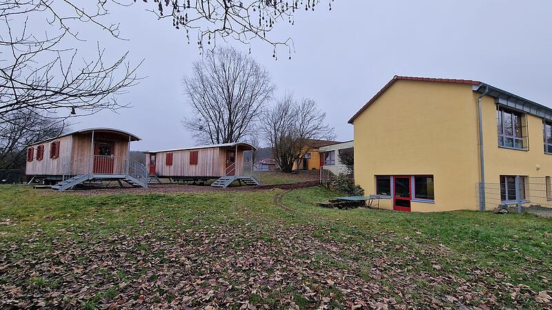 Noch stehen zwei Holzwagen im Garten des Kindergartens Premich als provisorische Unterkunft für die Hortkinder. Bald soll hier ein moderner Anbau entstehen Noch stehen zwei Holzwagen im Garten des Kindergartens Premich als provisorische Unterkunft für die Hortkinder. Bald soll hier ein moderner Anbau entstehen