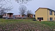 Noch stehen zwei Holzwagen im Garten des Kindergartens Premich als provisorische Unterkunft f&uuml;r die Hortkinder. Bald soll hier ein moderner Anbau entstehen
