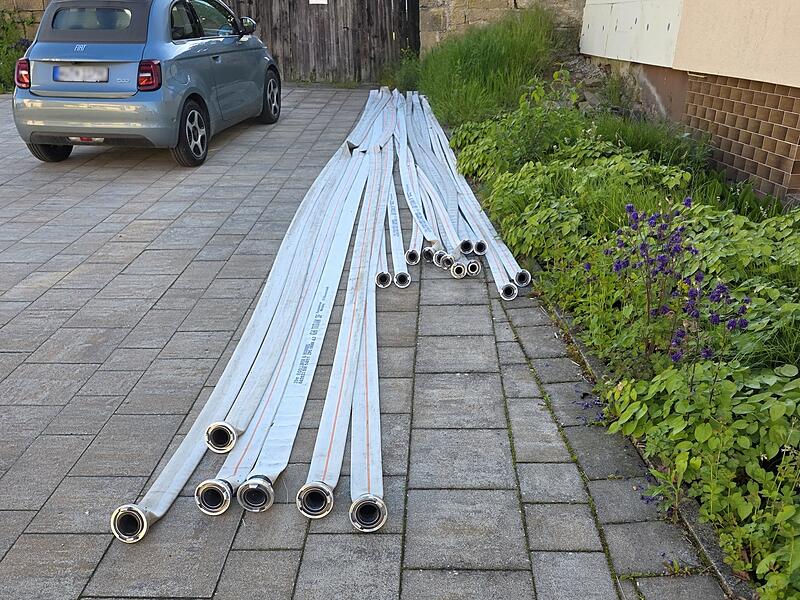 Ihre Schläuche trocknet die Feuerwehr Seubrigshausen meist neben dem Feuerwehrhaus. Ihre Schläuche trocknet die Feuerwehr Seubrigshausen meist neben dem Feuerwehrhaus.