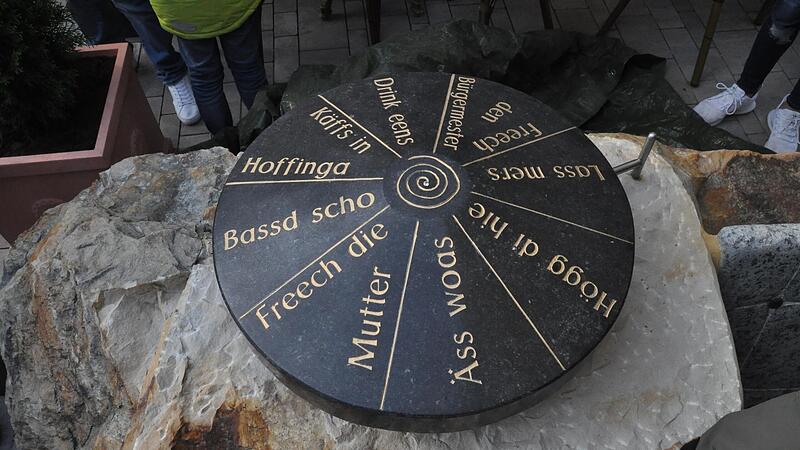 Die Skulptur „Orakel der Stadt“ steht in der Hauptstraße.