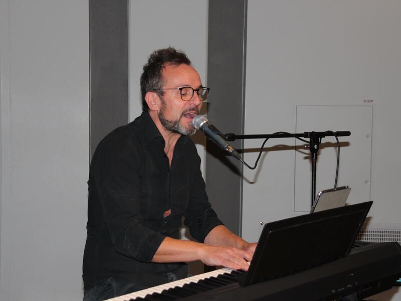 Pianist Karsten Friedrich von der Gruppe „Barfly“ sang passend zur Feier „Today’s your lucky day“.