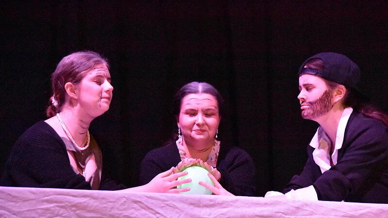 Die beiden Tanten (Franziska Beyer und Anastasia Schieber) versuchen gemeinsam mit Hugo Geist (Sophie Eichner) Kontakt zum ermordeten Baron herzustellen. Die beiden Tanten (Franziska Beyer und Anastasia Schieber) versuchen gemeinsam mit Hugo Geist (Sophie Eichner) Kontakt zum ermordeten Baron herzustellen.