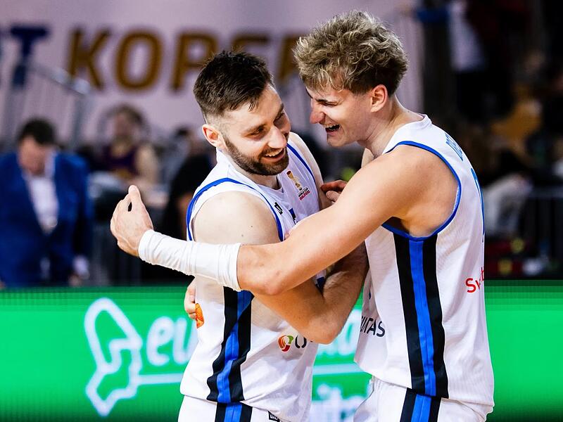 Henri Drell (r.) herzt Kristian Kullamäe (l.) nach dessen Dreier zum Sieg gegen Slowenien. Beide kennen sich noch aus gemeinsamen Baunacher Tagen.