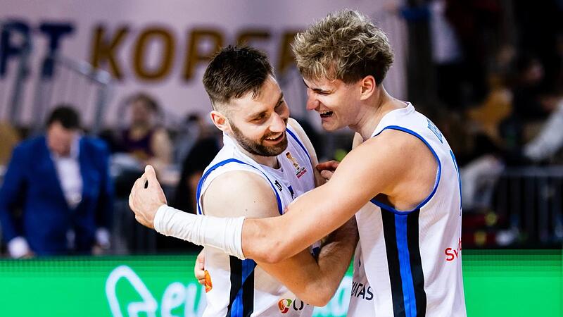 Henri Drell (r.) herzt Kristian Kullam&auml;e (l.) nach dessen Dreier zum Sieg gegen Slowenien. Beide kennen sich noch aus gemeinsamen Baunacher Tagen.