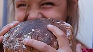Ein selbst gebackenes Brot in den H&auml;nden zu halten, ist f&uuml;r viele Kursteilnehmer eine sinnliche Erfahrung.