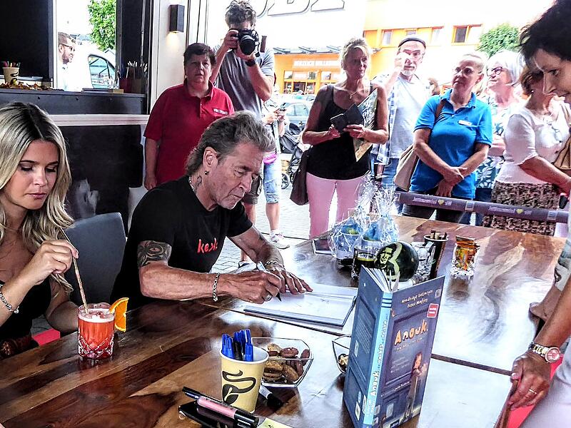 Geduldig signierte Peter Maffay in Coburg B&uuml;cher und Plakate f&uuml;r seine Fans.