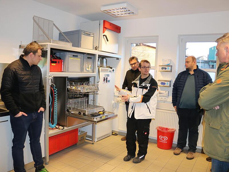 Dirk Engel, Atemschutzbeauftragter der Feuerwehren in Untersiemau,  Dirk Engel   (3.v.r.),  gab den Ausschussmitgliedern zur Atemschutzwerkstatt Erläuterungen.