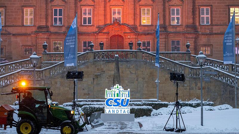 Das Logo der CSU-Landtagsfraktion steht im Innenhof von Kloster Banz. Die Winterklausur der CSU startet. Sie steht unter dem Motto &bdquo;Starke Heimat Bayern - gemeinsam mutig voran&ldquo;.