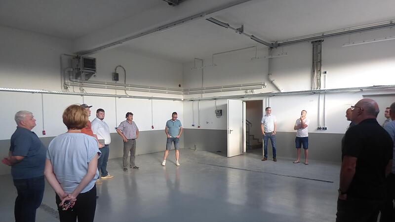 Die Gemeinder&auml;te sehen sich in der ger&auml;umigen Fahrzeughalle des neuen Feuerwehrhauses in Weingarts um.Forchheim & Fr&auml;nkische Schweiz